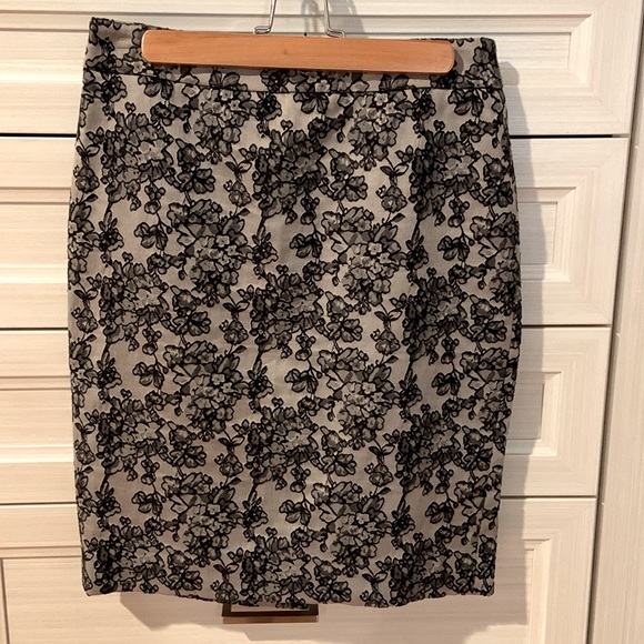 Ann Taylor classy skirt in taupe and black lace - Picture 2 of 5